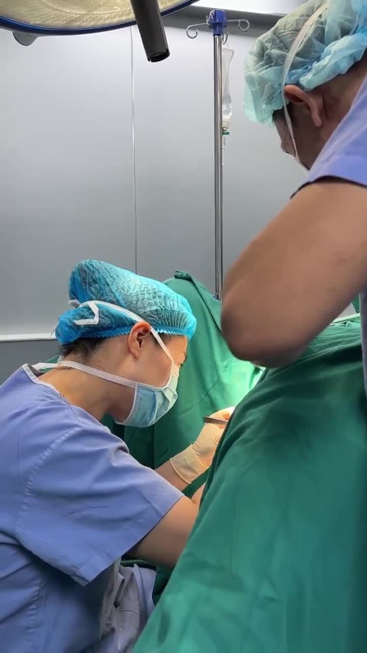 BÁC SĨ HỒNG VÂN THỰC HIỆN PHẪU THUẬT THU GỌN MÔI BÉ PHÌ ĐẠI.
