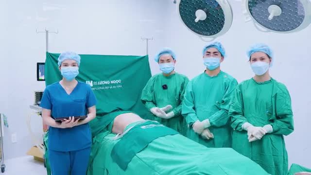Cách đây 1 năm trước, chị đã thực hiện hút mỡ tạo dáng tại cơ sở thiếu uy tín, không phải bệnh viện đạt chuẩn dẫn đến tình trạng vùng bụng lồi lõm, to bè cùng 8 chiếc lỗ vô cùng mất thẩm mỹ.