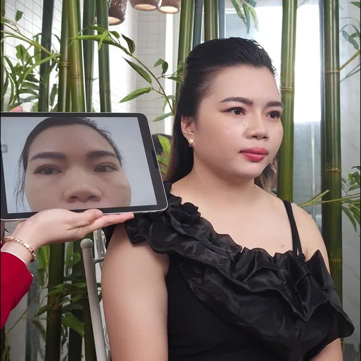 MUỐN GÌ  MUỐN GÌ? Ai cũng muốn mình xinh, ai cũng muốn lên sóng được lung linh Em cũng muốn mình xinh em cũng muốn được mọi người ngắm nhìn.