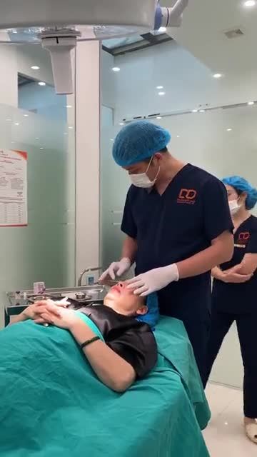 Khách hàng thực hiện tiêm botox đuôi mắt + botox cau mày!