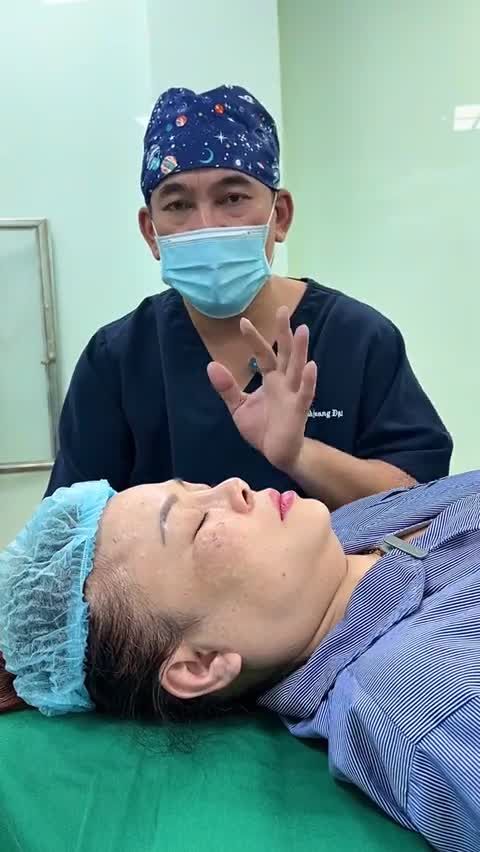 Cùng bác sĩ Đại phân tích tình trạng mũi của chị khách đã nâng 14 năm từ Nghệ An vào.