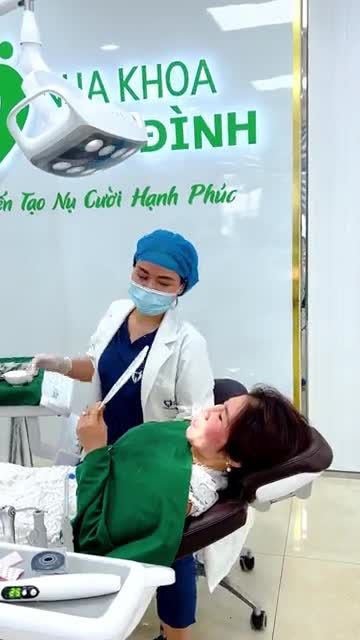 Sau khi thẩm mỹ răng sứ cho chị Phương Chung xong thì đây là phút giây bác sĩ trò chuyện và dặn dò chị ấy trước khi ra về.