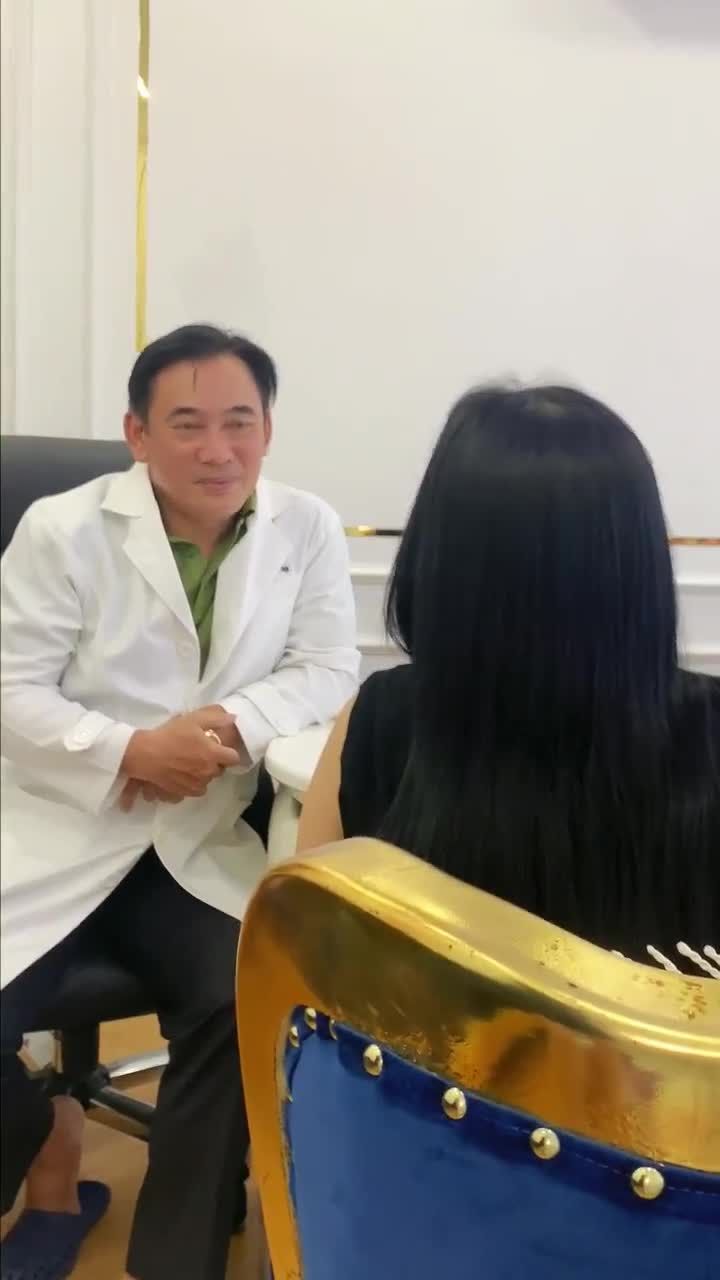 Khách hàng mong muốn làm mũi dáng tự nhiên, cùng nghe Bác sĩ Đại tư vấn cho chị trong livestream dưới đây nhé!