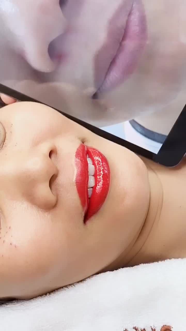 Môi xinh đón Tết