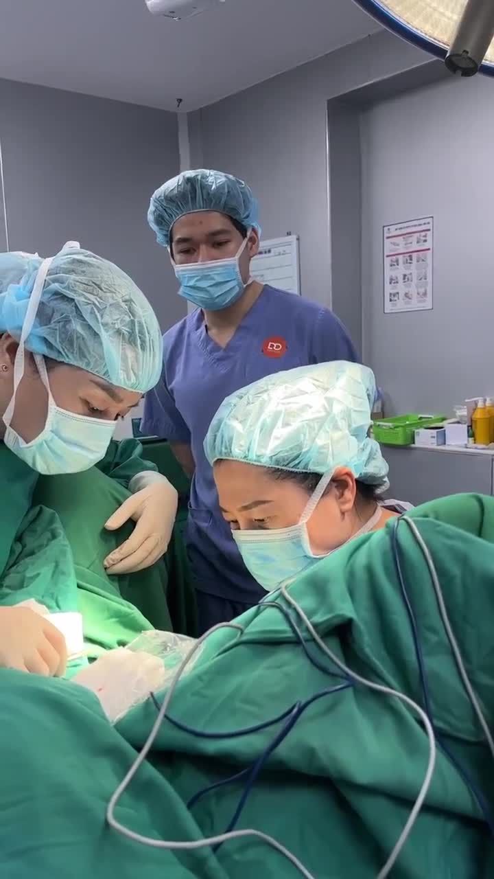 CUỐI NGÀY, BÁC SĨ HỒNG VÂN ĐANG BƯỚC VÀO THỰC HIỆN 1 CA TÂN TRANG "CÔ BÉ" CHO CHỊ KHÁCH HÀNG THÂN THIẾT.