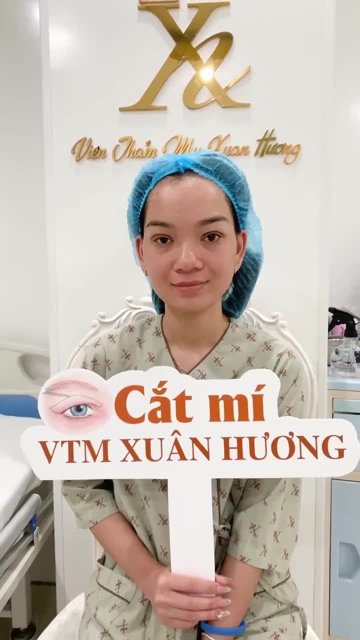 Khách hàng bay từ Huế ra VTM Xuân Hương để cắt mí