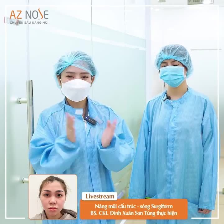 Khách hàng cùng người thân xem dáng mũi trước khi đóng vết khâu