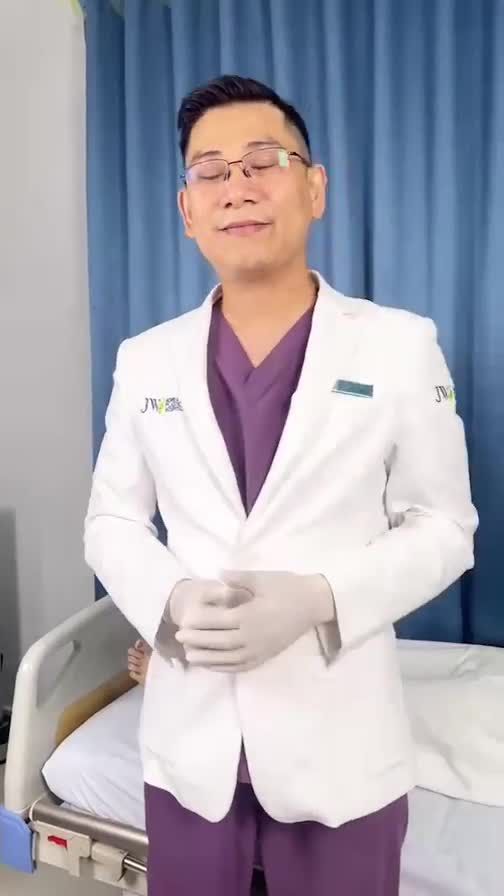 CẮT PHĂNG NGỰC siêu khổng lồ nặng 1kg khiến nữ sinh Gen Z không thể thở suốt 10 năm