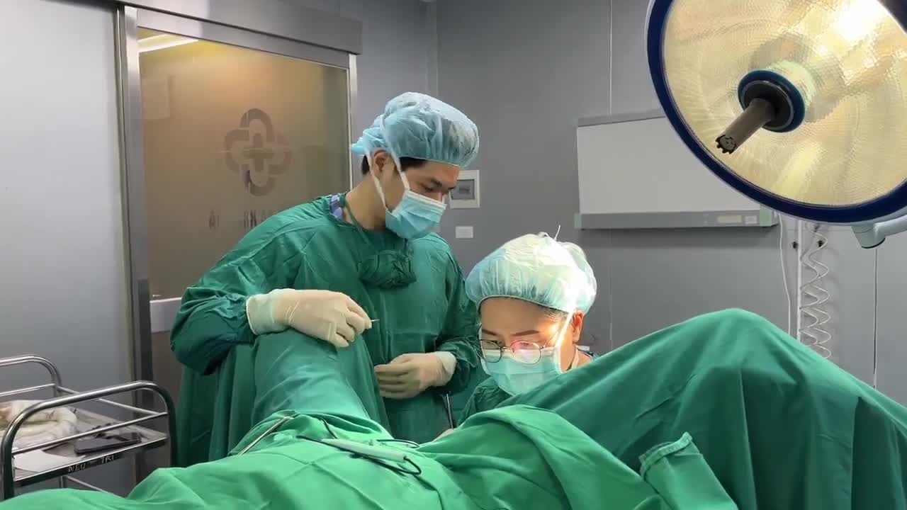 BÁC SĨ HỒNG VÂN THỰC HIỆN TÂN TRANG "CÔ BÉ" CHO BẠN KHÁCH HÀNG TRẺ.