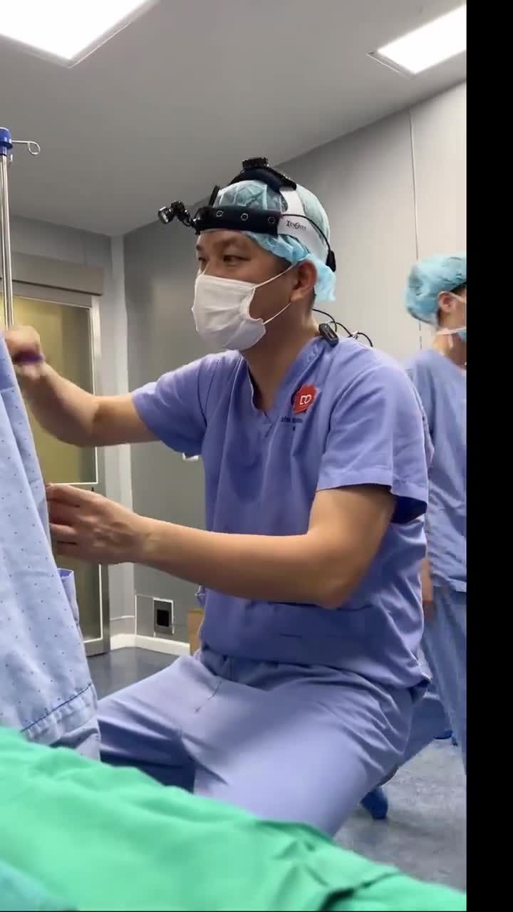 BÁC SĨ ĐIỀN ĐO VẼ, THIẾT KẾ NGỰC CHO KHÁCH HÀNG TRƯỚC KHI PT