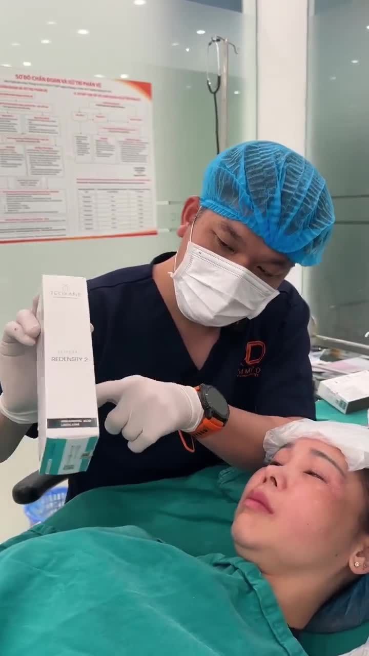 BÁC SĨ ĐIỀN TIÊM LÀM ĐẦY RÃNH MŨI MÁ CHO KHÁCH HÀNG
