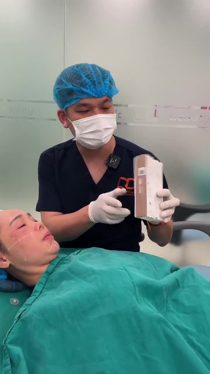 BƯỚC CUỐI CÙNG, BÁC SĨ TIÊM TRẺ HÓA 5 ĐIỂM BẰNG PROFHILO CHO CHỊ KHÁCH HÀNG.