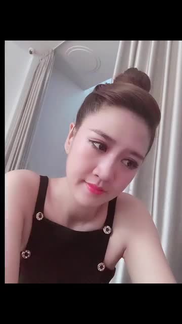 Chị Loan đến từ thành phố ngàn hoa Đà Lạt, hiện tại chị sở hữu đôi mắt to tròn long lanh và là 1 MC tài năng.