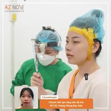 Chuyên viên Spa xem dáng mũi cùng người thân "từ xa"