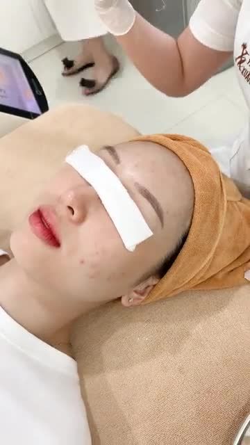 Xử lý màu mày trổ đỏ cho khách hàng