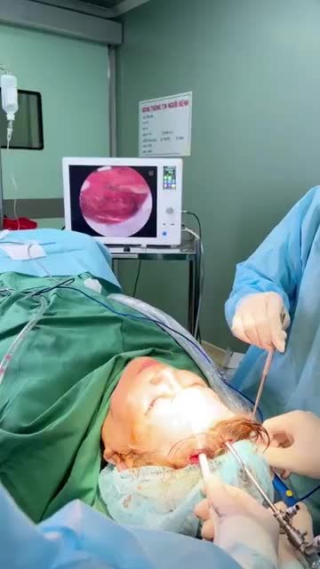 Bác sĩ Tú Dung trực tiếp TREO CHÂN MÀY NỘI SOI 4X cho nữ Việt kiều Úc U80 MÍ SỤP, nhiều NẾP NHĂN CAU MÀY ngay trên bàn mổ