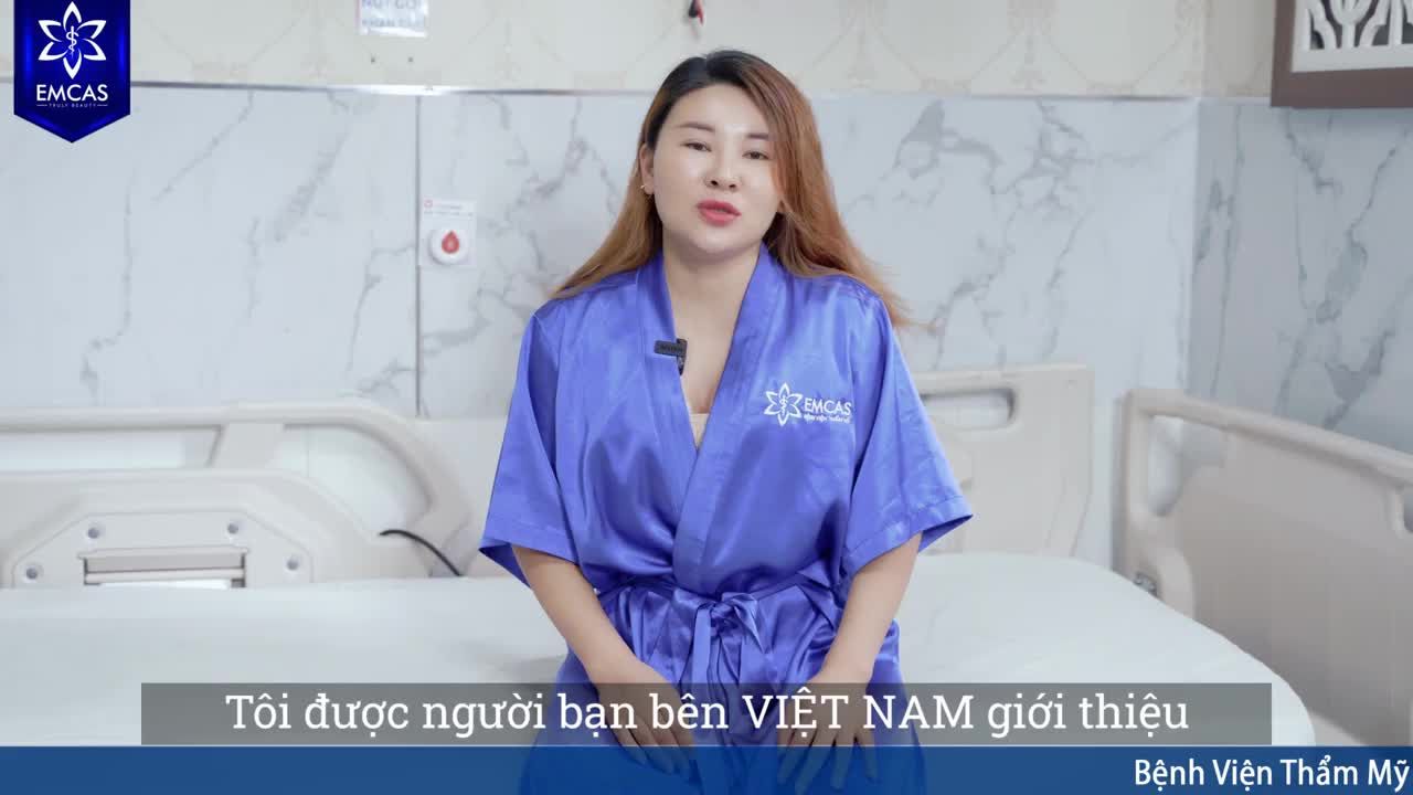 Khách hàng người Trung Quốc đến Việt Nam, lựa chọn EMCAS làm combo dịch vụ: Tháo túi ngực cũ (đặt nơi khác) - Đặt lại túi mới - Tái tạo thành bụng và Hút mỡ. Dưới đây là kết quả sau 2 ngày phẫu thuật, sức khỏe tốt, sinh hoạt nhẹ nhàng bình thường, tố