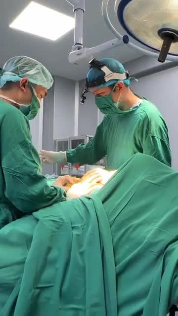 BÁC SĨ ĐIỀN THỰC HIỆN PHẪU THUẬT NÂNG V1.