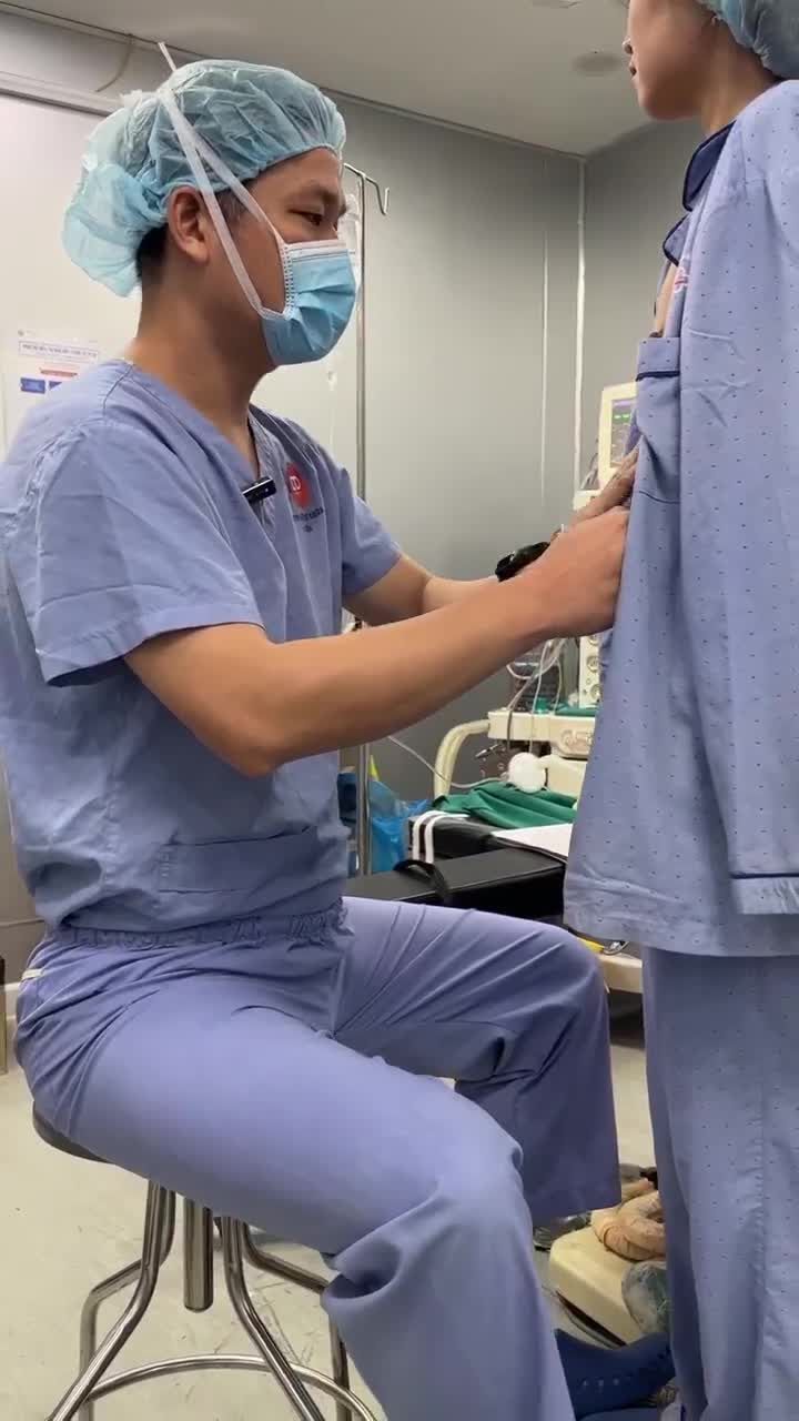 Bác sĩ Điền đo vẽ, thiết kế, chuẩn bị phẫu thuật nâng V1 cho khách hàng.
