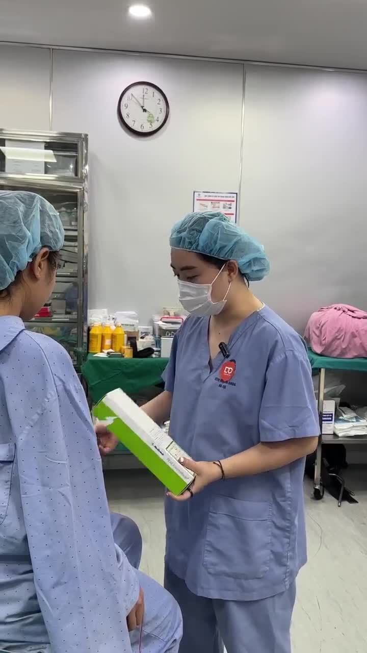 KHÁCH HÀNG XEM SẢN PHẨM SẼ SỬ DỤNG NÂNG V1 TRƯỚC KHI PHẪU THUẬT.