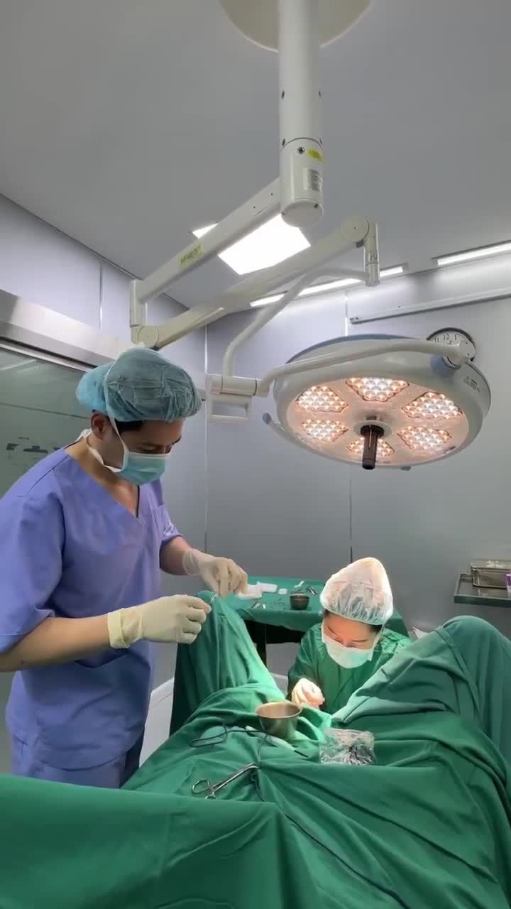 GẶP GỠ BÁC SĨ HỒNG VÂN TRONG CA TIỂU PHẪU TÂN TRANG "CÔ BÉ"
