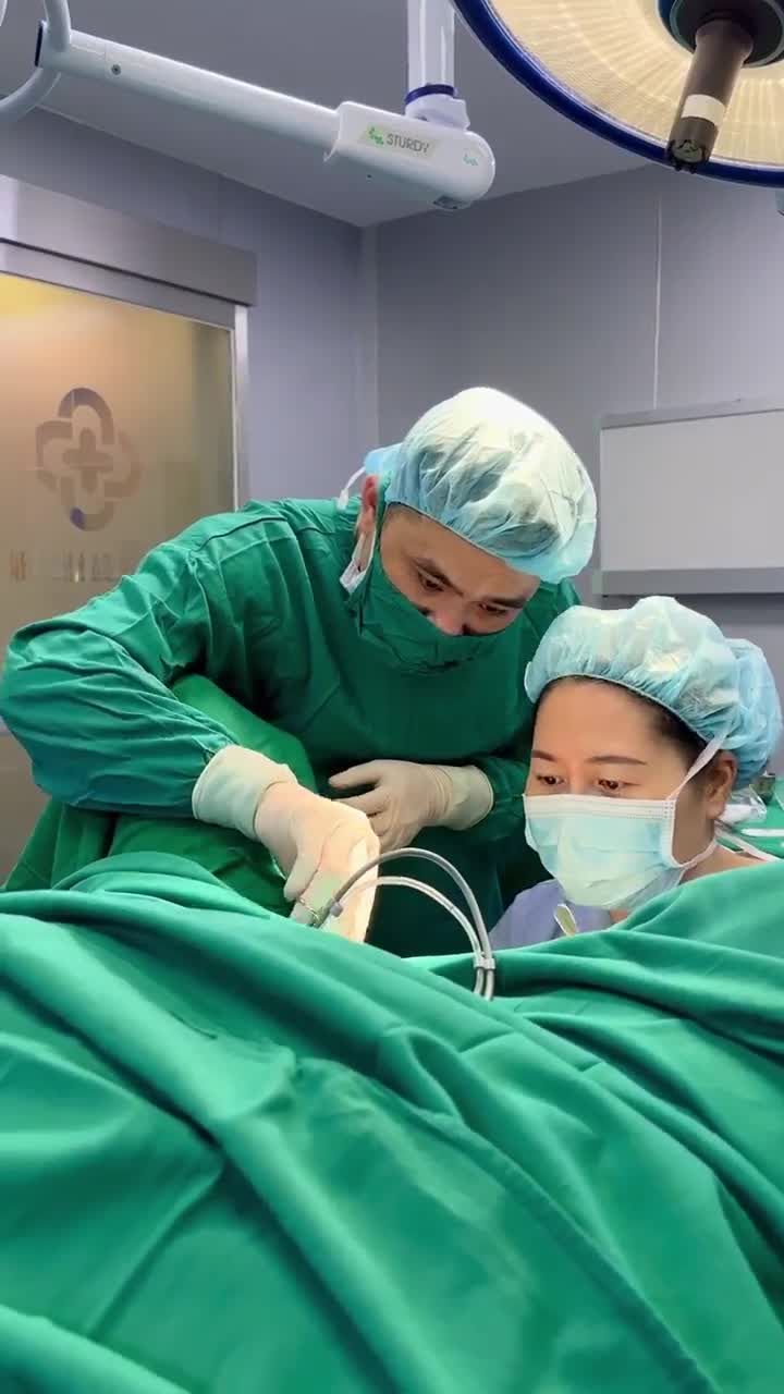 BÁC SĨ HỒNG VÂN TIẾP TỤC THỰC HIỆN 1 CA TÂN TRANG "CÔ BÉ" CHO CHỊ KHÁCH HÀNG QUEN.