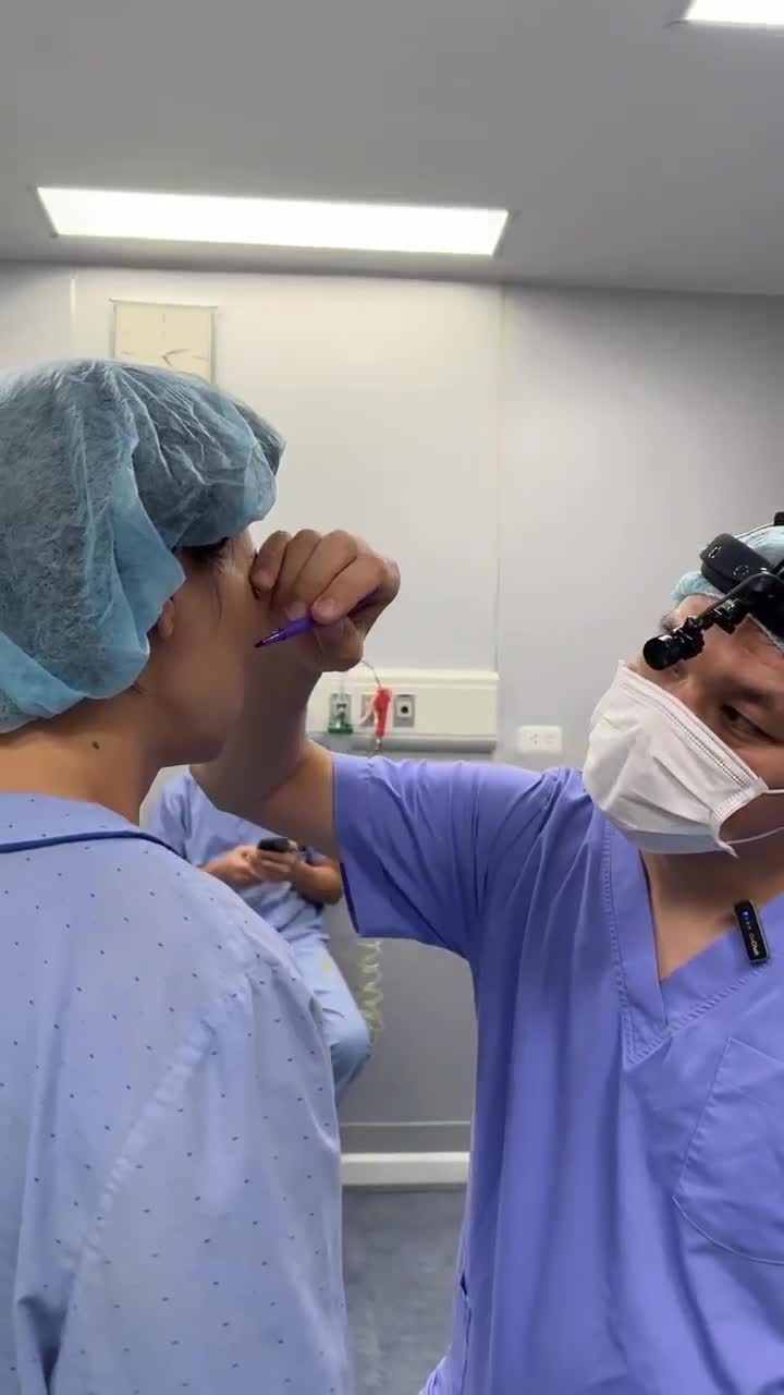 ĐO VẼ, THIẾT KẾ KHUÔN MẶT TRƯỚC KHI THỰC HIỆN CẤY MỠ TỰ THÂN.