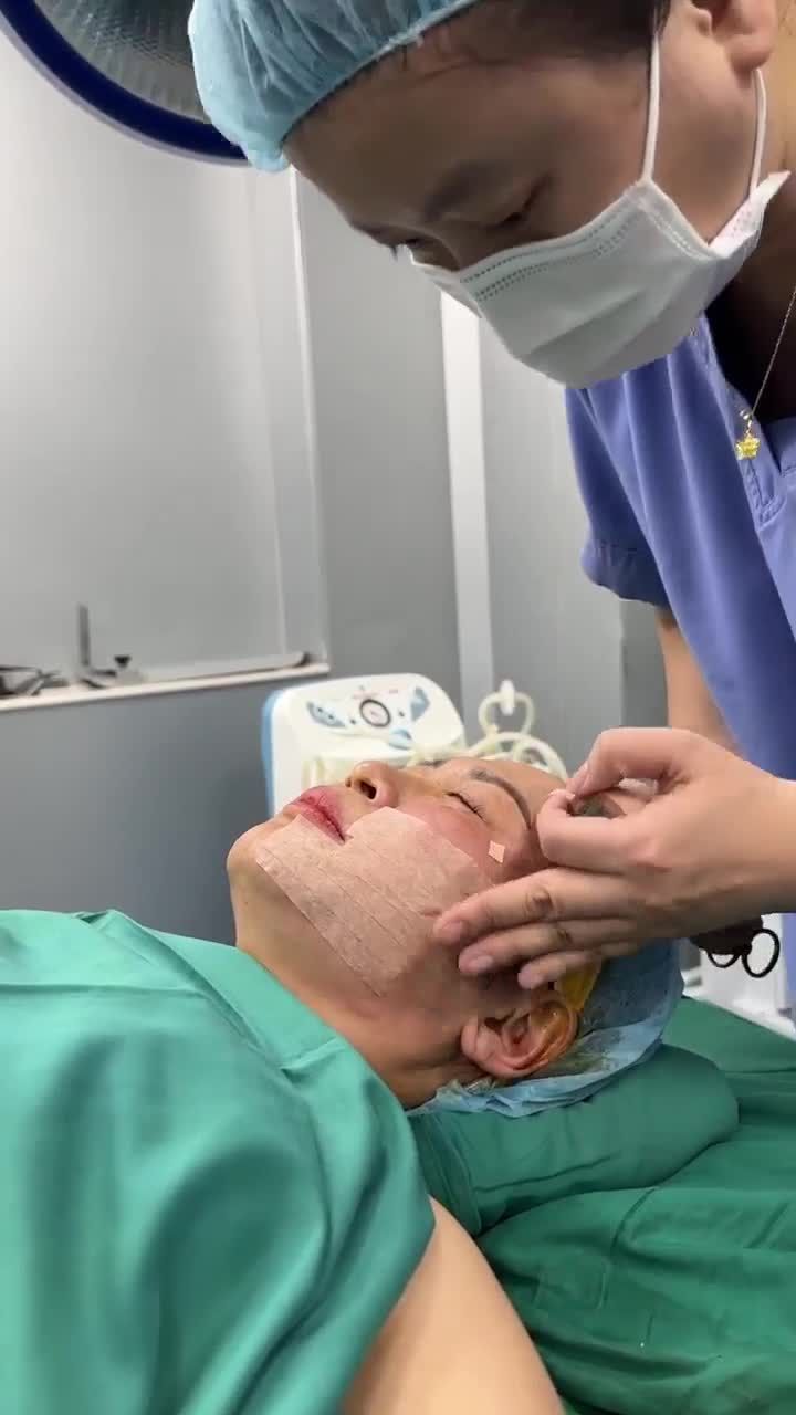 KHÁCH HÀNG ĐƯỢC BĂNG CỐ ĐỊNH KHUÔN MẶT TRƯỚC KHI RA VỀ.