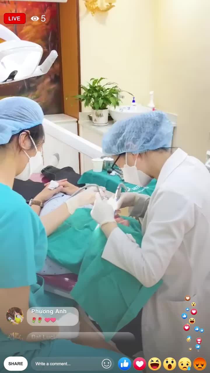 Khách hàng nhổ răng khôn siêu nhanh