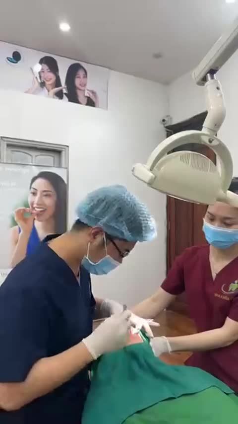 Cận cảnh ca nhổ 3 răng hàm nhỏ phục vụ quá trình chỉnh nha cho bạn Khang - Khách hàng đang thực hiện chỉnh nha tại Nha khoa Thùy Anh