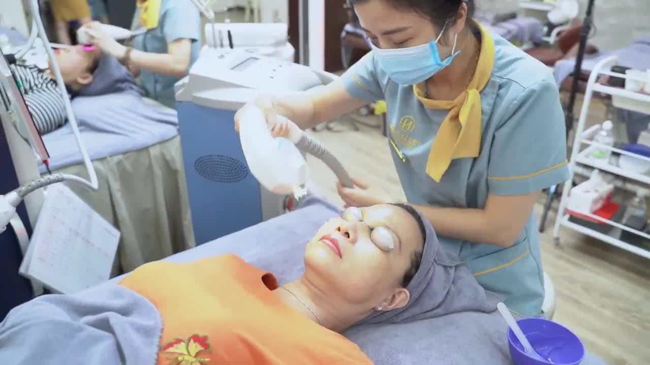 Trị tàn nhang hiệu quả, an toàn bằng ánh sáng Elos tại Dr.Hải Lê