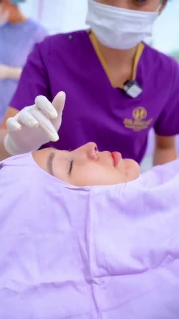 Cùng chiêm ngưỡng dáng mũi Medi-Form tài lộc thượng lưu vừa thực hiện của vị khách hàng và xem em gái có cảm nhận như thế nào về chiếc mũi mới của mình nhé!