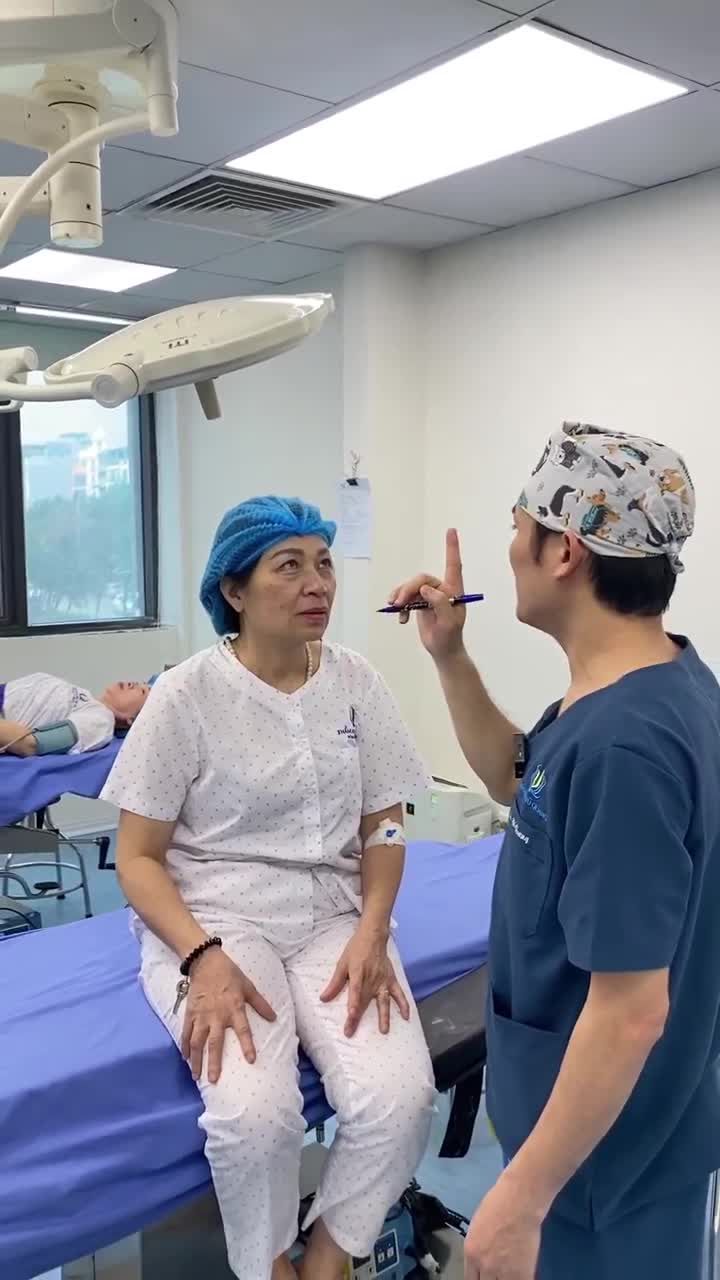 bs Vũ Quang thăm khám và tư vấn cho KH thực hiện dịch vụ cắt mí