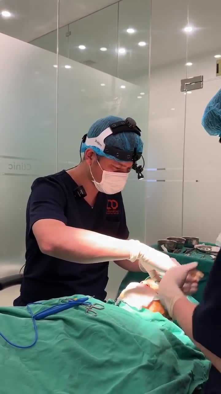 BÁC SĨ ĐIỀN PHÂN TÍCH TÌNH TRẠNG MŨI TRƯỚC CỦA KHÁCH HÀNG TRƯỚC KHI PHẪU THUẬT.  Mời các chị em vào xem livestream ngay sau đây nhé.
