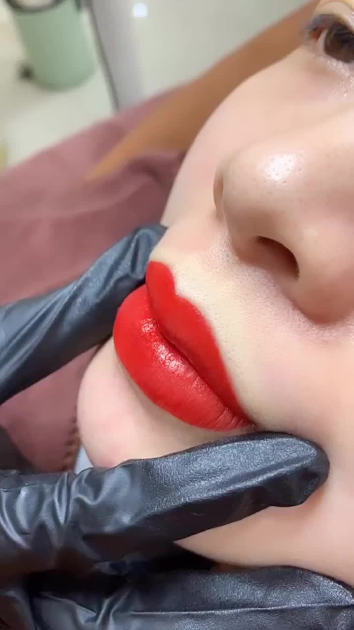 Phun môi tài lộc sẵn sàng đón năm mới, tone đỏ cam tươi tắn tôn da khách hàng