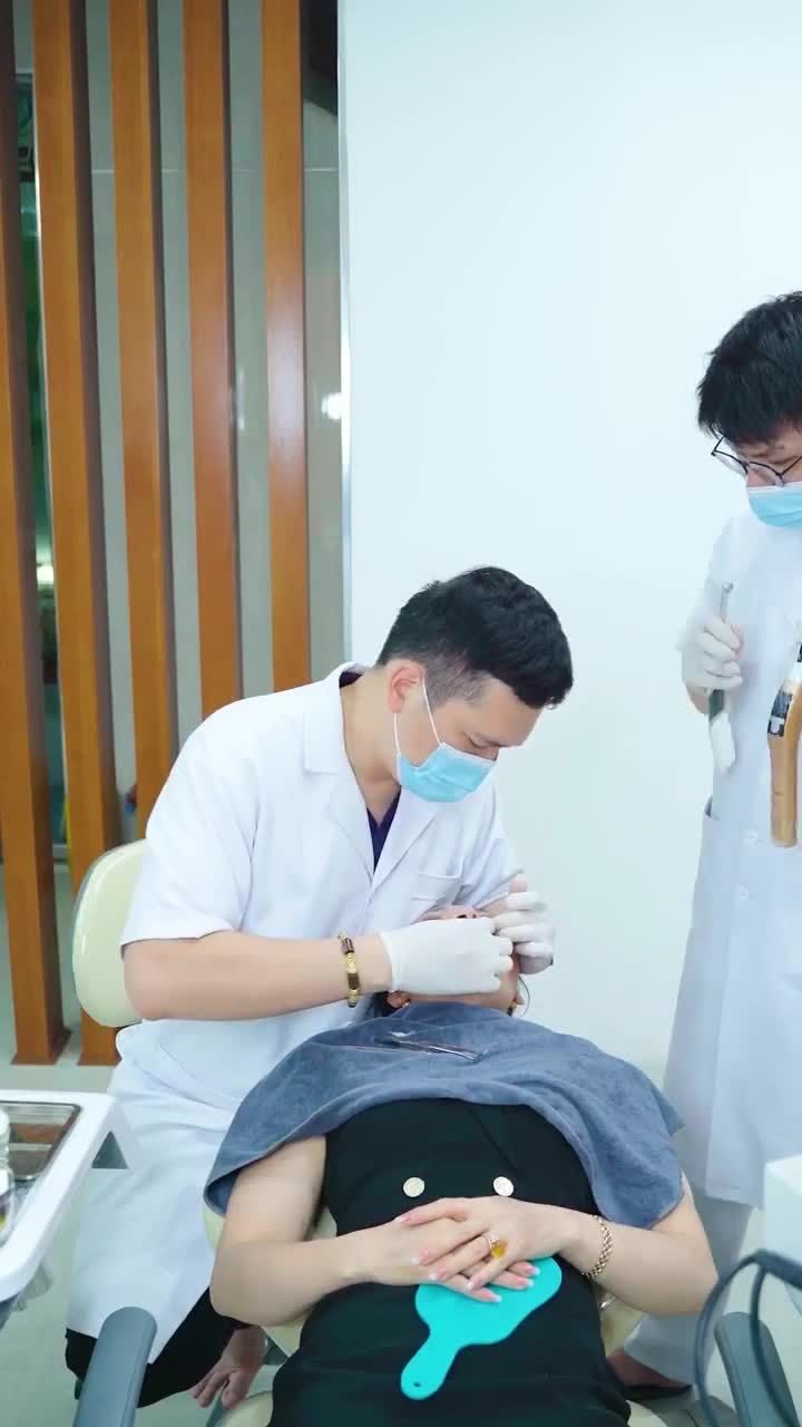 QUÁ TRÌNH BÁC SĨ THỰC HIỆN GẮN CỐ ĐỊNH RĂNG SỨ CHO KHÁCH HÀNG TUYÊN QUANG