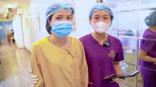 Sau 2 giờ thực hiện phẫu thuật Cắt mí trên + Cắt mí dưới, 2 vị khách hàng đã thay đổi như thế nào?