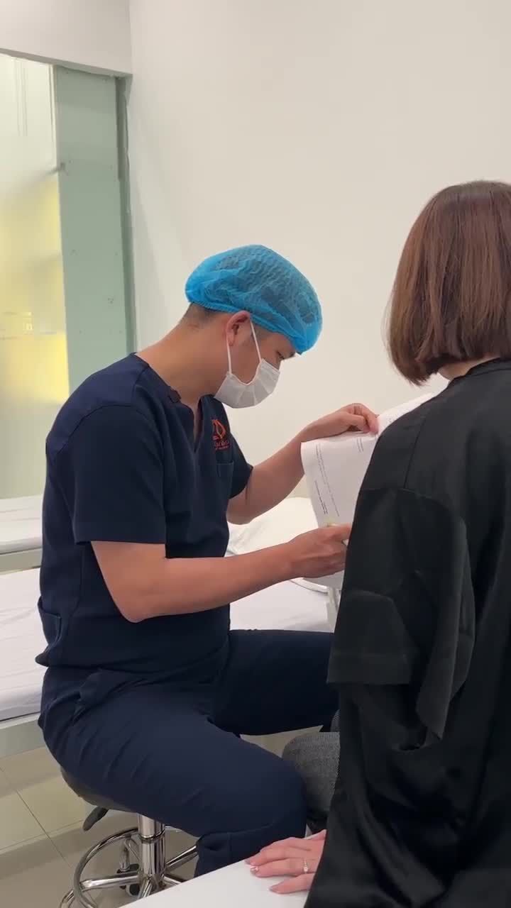 Chị khách hàng tới tám khám sau 1 thời gian dài nâng V1 tại DrD.
