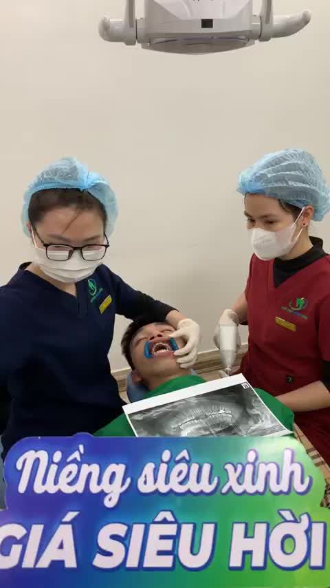 Cận cảnh ca gắn mắc cài hàm dưới cho khách hàng tại nha khoa Thuỳ Anh.