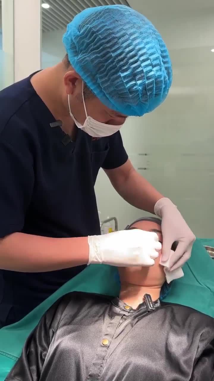 Bác sĩ Điền phân tích tình trạng mắt trước của khách hàng.  - Mắt bạn hà đang gặp vấn đề gì? - Bác sẽ xử lý như thế nào?
