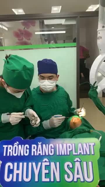 Cận cảnh ca cấy chân răng nhân tạo implant khôi phục vị trí mất răng số 6 hàm trên bên trái cho cô khách hàng.