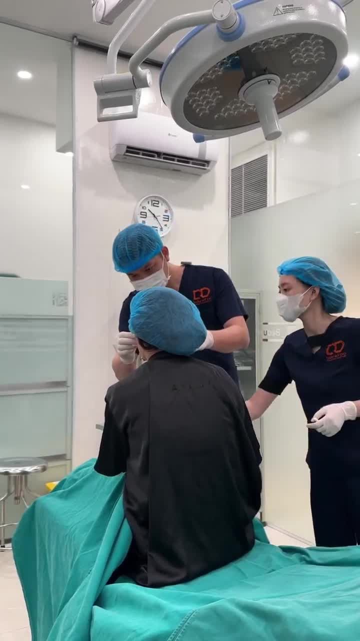 TIÊM LÀM ĐẦY RÃNH NƯỚC MẮT CÙNG BÁC SĨ LÊ HỮU ĐIỀN