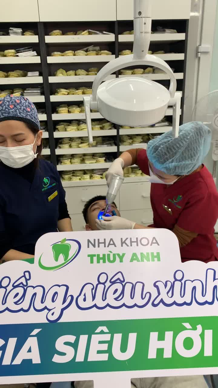 Cận cảnh ca gắn mắc cài niềng răng điều trị răng cắn hở do tật đẩy lưỡi cho bạn Chính.