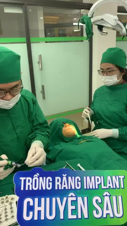 Cận cảnh ca cấy chân răng nhân tạo implant khôi phục vị trí mất răng cho khách hàng tại Nha khoa Thùy Anh.