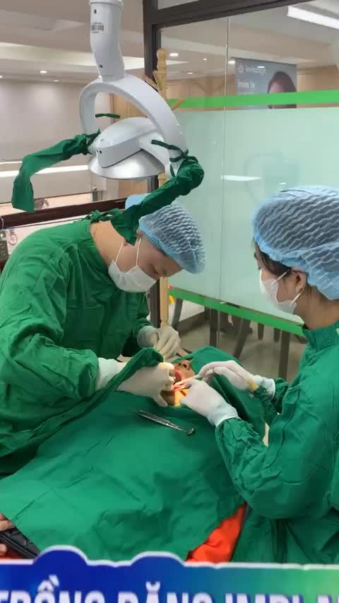 Cận cảnh quá trình trồng chân răng nhân tạo implant giúp khôi phục răng hàm số 46 bị mất cho chị Được.
