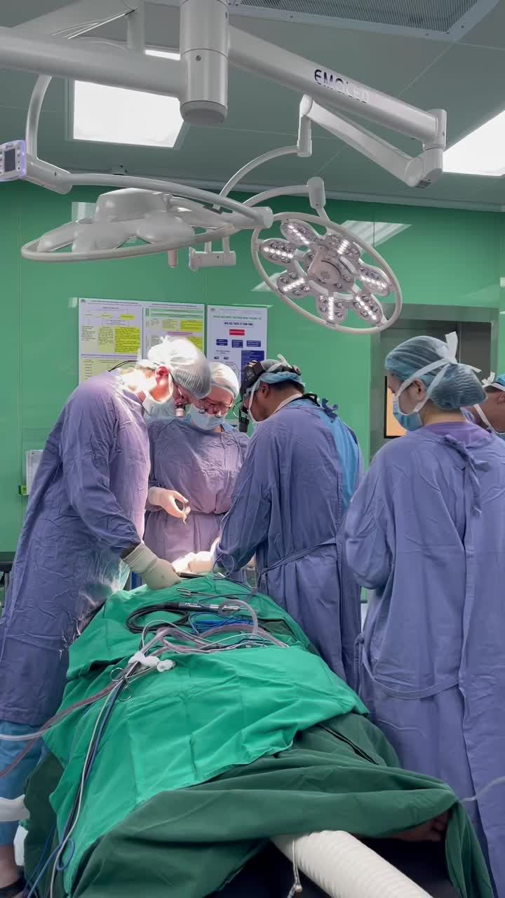 Ca phẫu thuật cho bệnh nhân thiểu sản xương hàm trên và di chứng khe hở môi vòm.