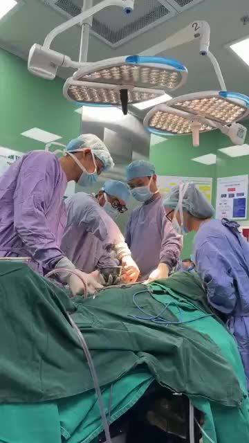 Phẫu thuật di chứng khe hở môi vòm và đặt nẹp kéo giãn xương hàm cho bệnh nhân