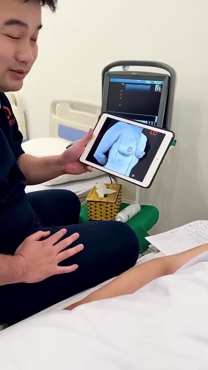 BÁC SĨ THĂM KHÁM, SIÊU ÂM CHO KHÁCH HÀNG SAU NÂNG NGỰC 3 THÁNG