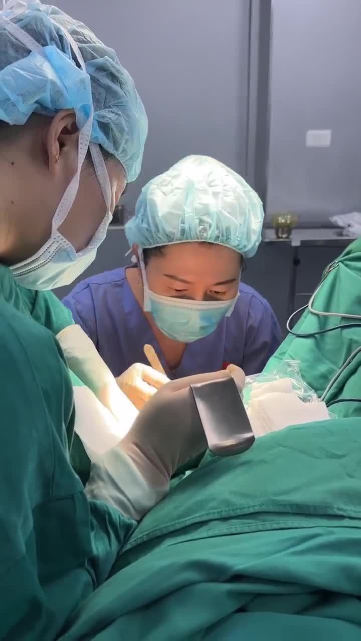 BÁC SĨ HỒNG VÂN THỰC HIỆN TIỂU PHẪU LÀM ĐẸP "CÔ BÉ" CHO CHỊ KHÁCH HÀNG.