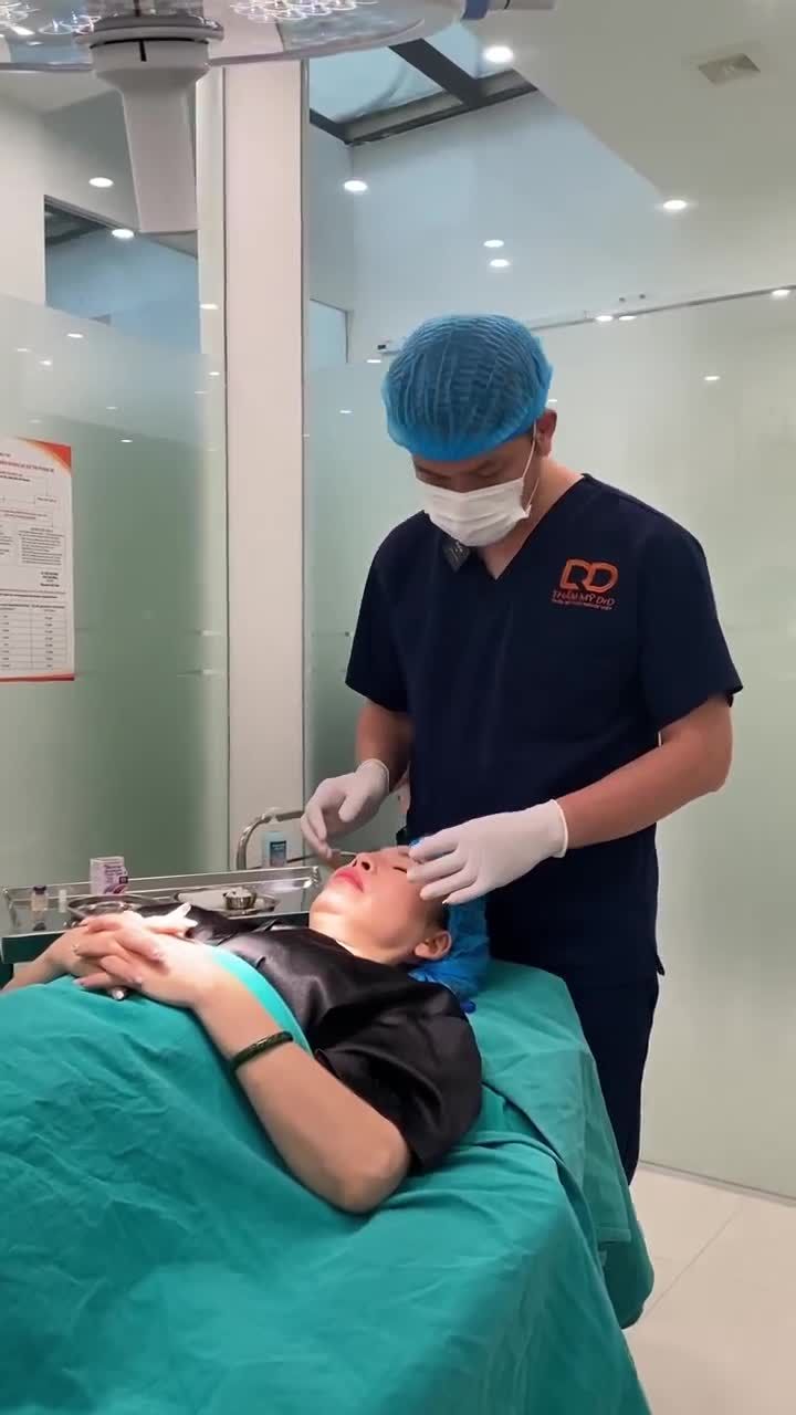 BÁC SĨ ĐIỀN TIÊM XÓA NHĂN ĐUÔI MẮT VÀ NẾP CAU MÀY CHO CHỊ KHÁCH HÀNG